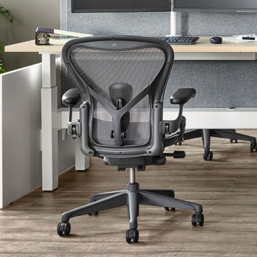 https://www.minimaldesksetups.com/wp-content/uploads/2020/09/09-Herman-Miller-Aeron.jpg