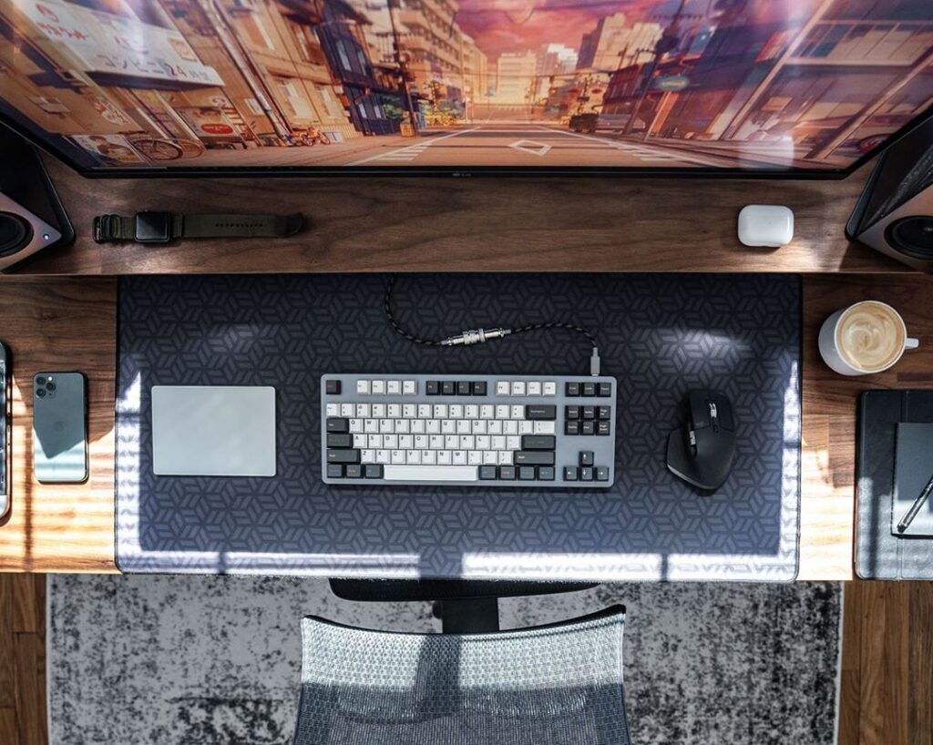 A classic widescreen setup for developers - Minimal Desk Setups