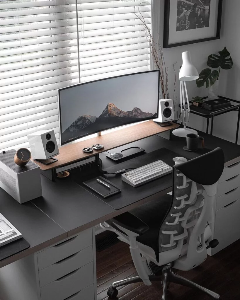 https://www.minimaldesksetups.com/wp-content/uploads/2020/09/A-819x1024.jpg.webp