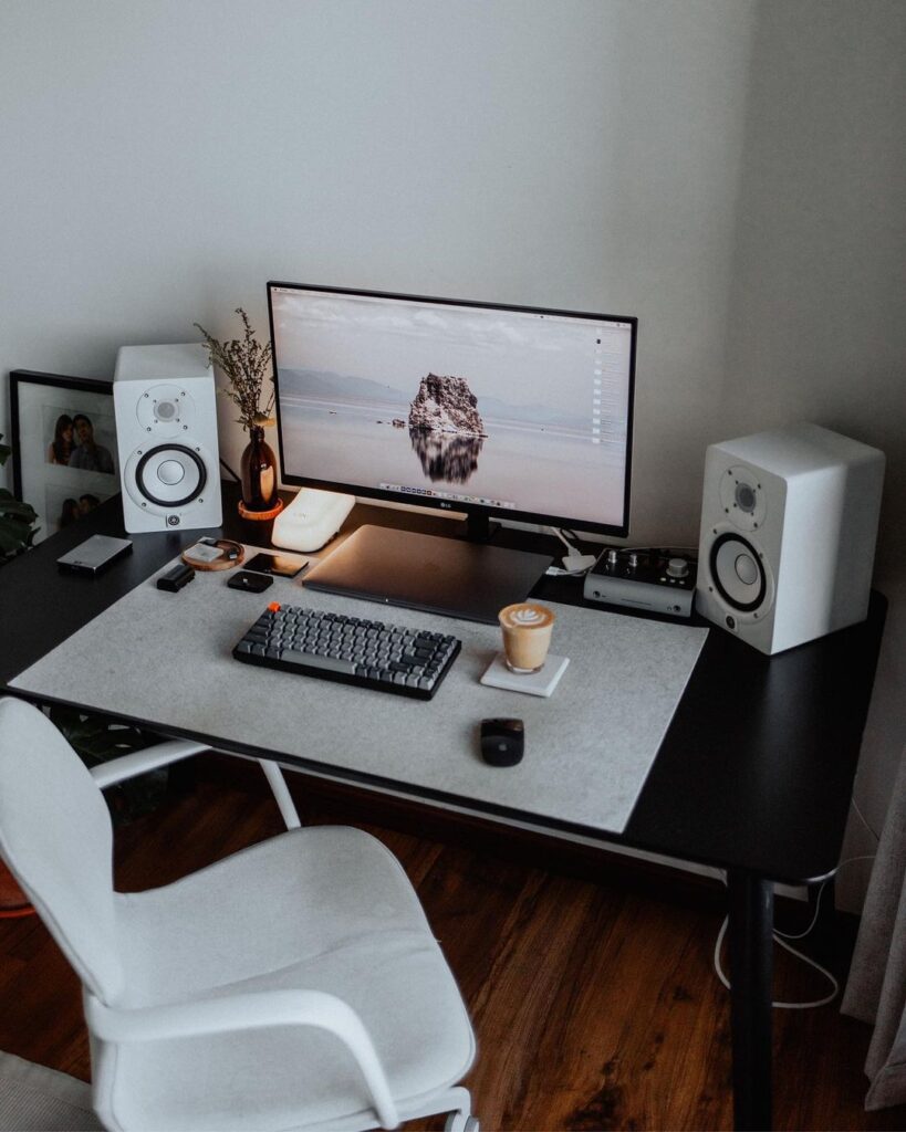 Who said keeping a clean desk setup was hard? - Minimal Desk Setups