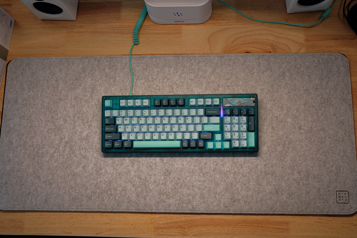 YUNZII Keynovo IF98 - Minimal Desk Setups
